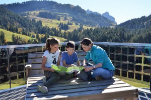 Familie am Berggasthaus Mostelberg bei Sattel-Hochstuckli in der Schweiz