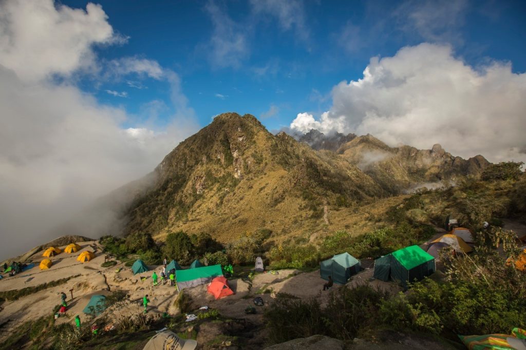 Zelte, die auf dem Weg des Inka-Trails aufgebaut werden