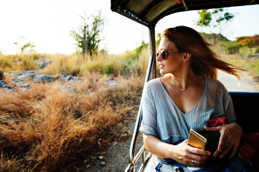 Frau schaut in die Landschaft während Tour