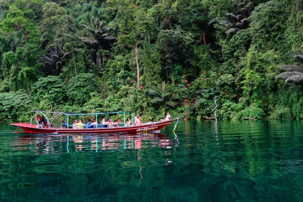 Eine Reisegruppe von Fairaway Travel auf einem kleinen Boot in Thailand.