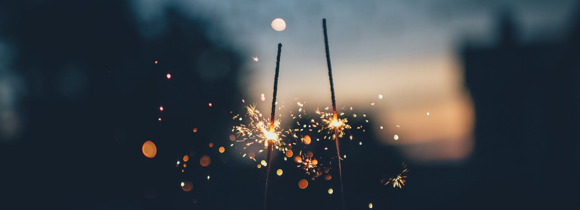 Zwei Hände halten Wunderkerzen