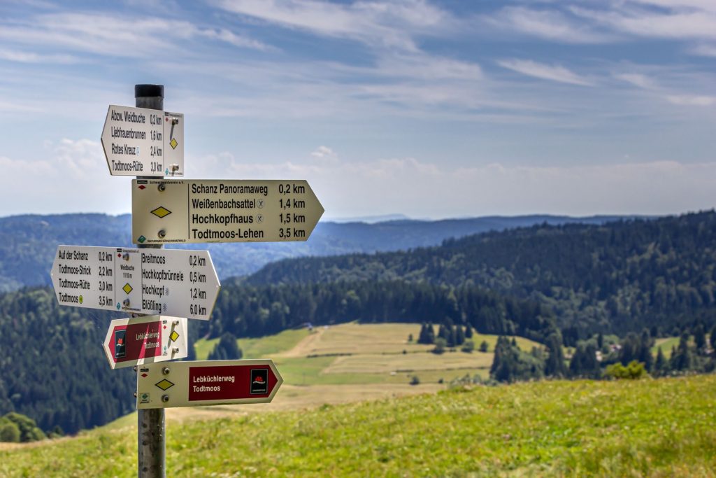 Señalización de senderismo frente al paisaje de la Selva Negra