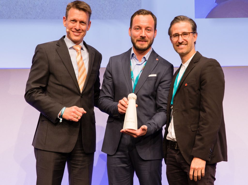 Prof. Dr. Harald Zeiss, Vorsitzender des DRV-Ausschusses Nachhaltigkeit, Marco Giraldo und Martin Balaš bei der Übergabe der EcoTrophea.