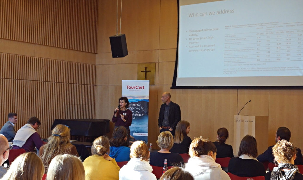 Referent Stefan Gössling und Moderatorin Heike Leitschuh