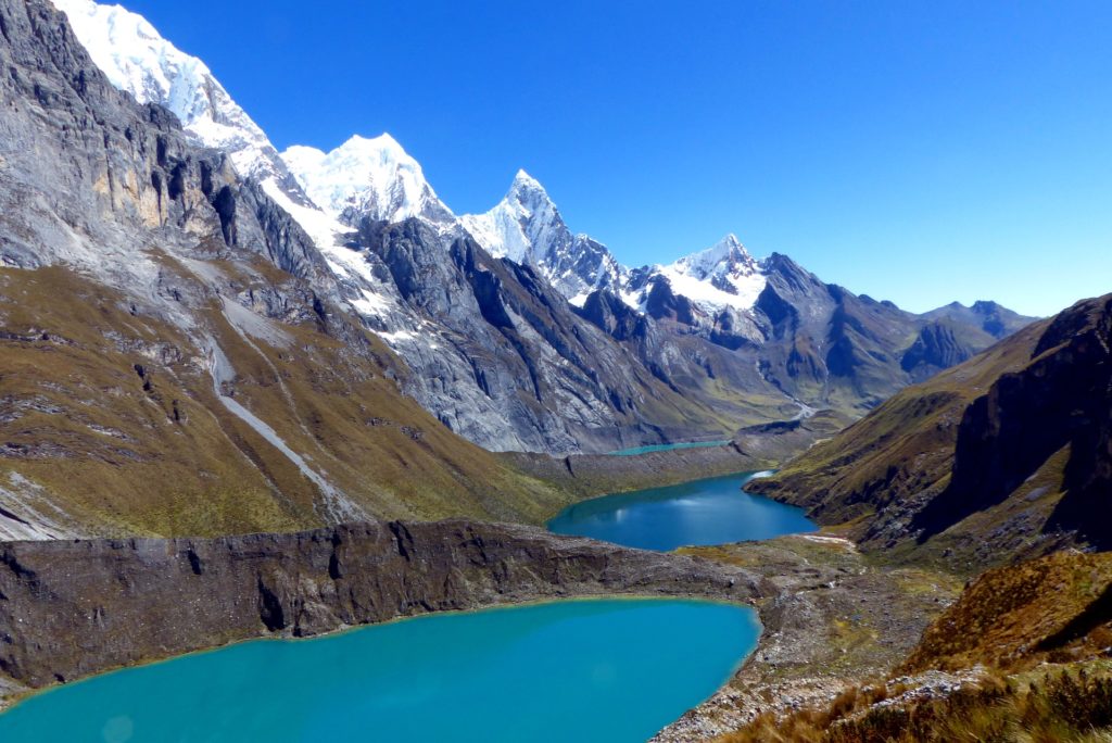 Montañas y lagunas en un Perú de ensueño.