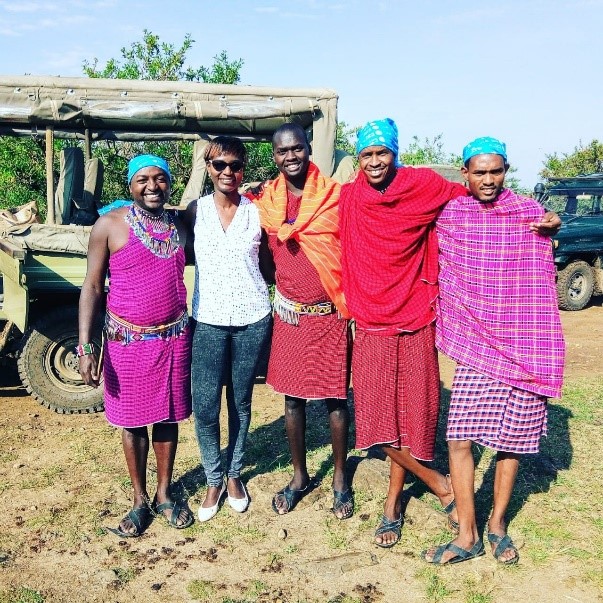 Judy Kepher Gona in der Masai Mara mit einheimischen Maasai-Führern während einer Zeugensafari © STTA