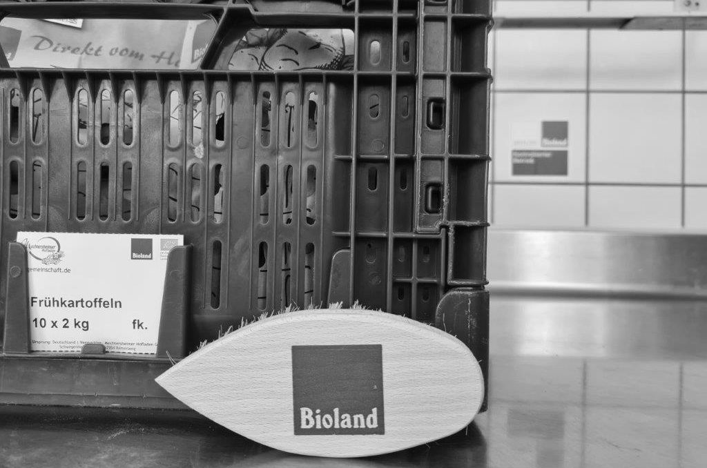 Bioland Korb mit Lebensmitteln in Schwarz-Weiß