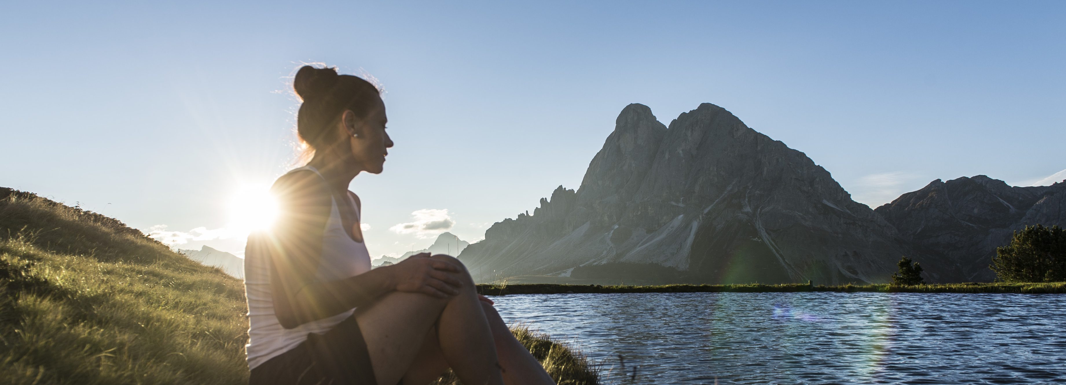 Wanderin am Badesee im Eisacktal
