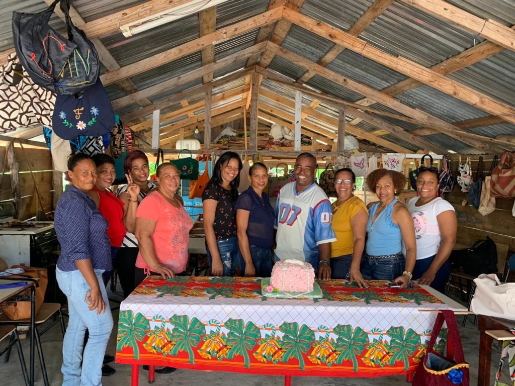 Lenin King y un grupo de estudiantes