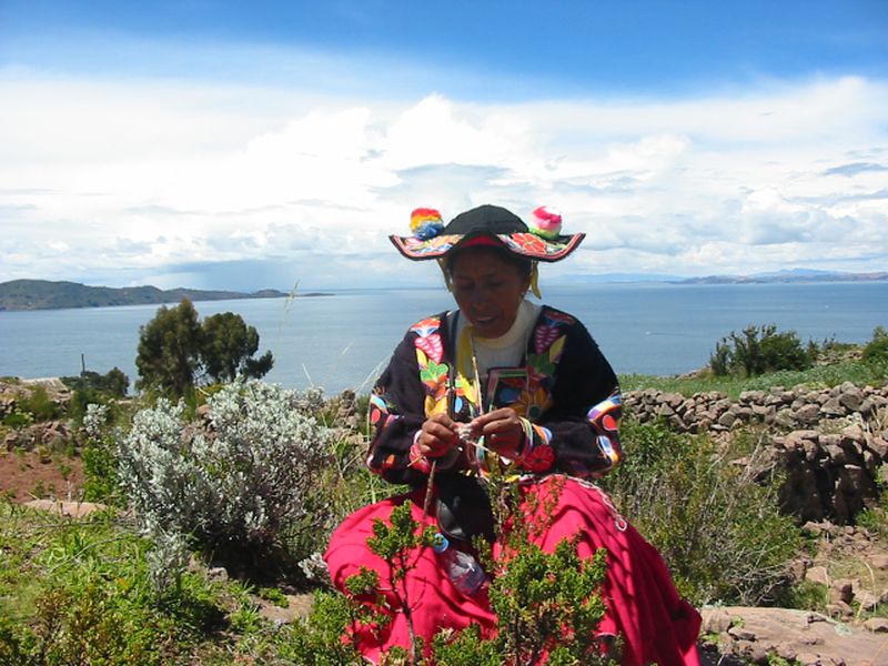Frau mit traditioneller Kleidung in der Natur