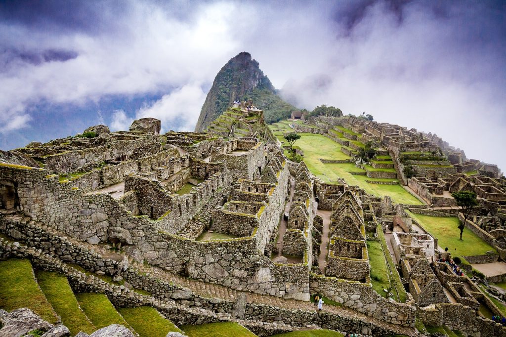 Der Machu Picchu im Nebel.