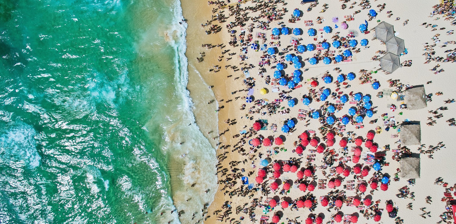 Ein überfüllter Strand