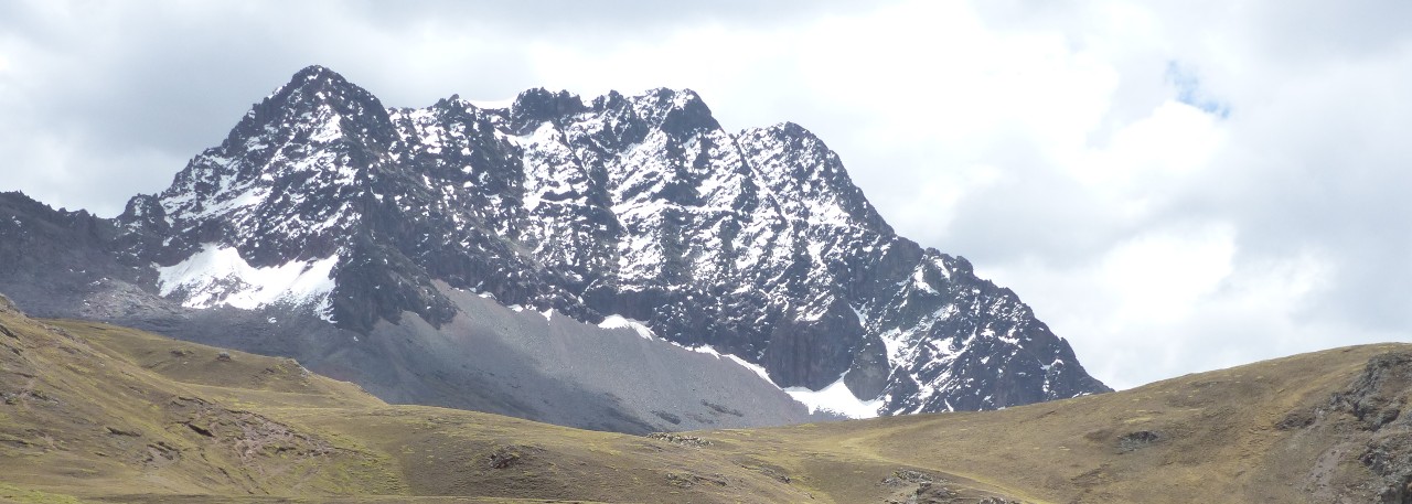 Berg mit Schnee bedeckt