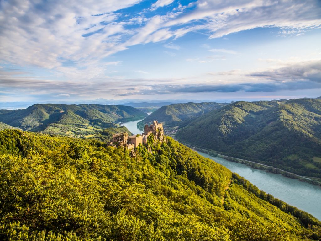 Wunderschöne Landschaft mit der Burgruine Aggstein bei Sonnenuntergang in Wachau, Österreich