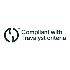 Travalist Badge black on white with Logo and text which says "Compliant with Travalyst criteria"