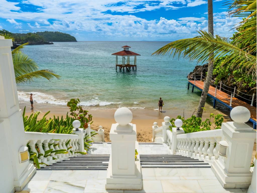 Blick auf ein Strandhotel in Samaná, das das Engagement der Region für nachhaltigen Tourismus und den Erhalt ihrer natürlichen Schönheit zeigt.