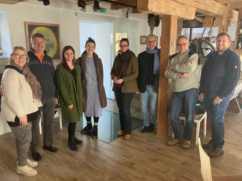 Ein Gruppenfoto, aufgenommen in einer Tourismus-Einrichtung im Burgenland, auf dem Männer und Frauen in die Kamera schauen.